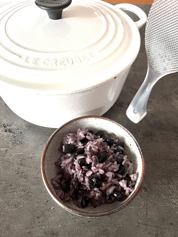 黒豆ご飯が鍋で炊き上がった様子