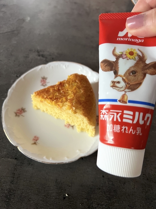 炊飯器で作るコーンマフィンとコンデンスミルクを並べた画像