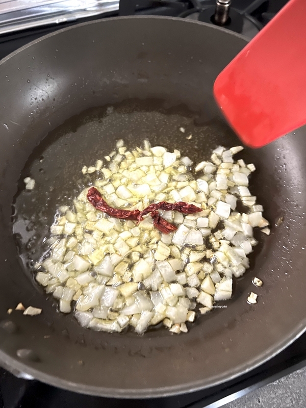 玉ねぎを炒める画像