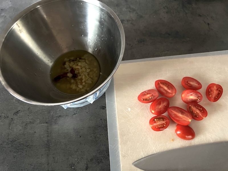 プチトマトとバジルの冷製パスタを作る工程の画像