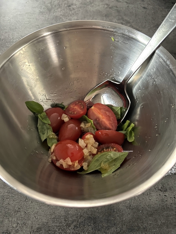 プチトマトとバジルの冷製パスタを作る工程の画像