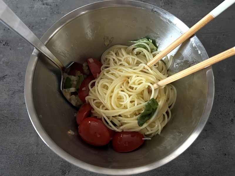 プチトマトとバジルの冷製パスタを作る工程の画像