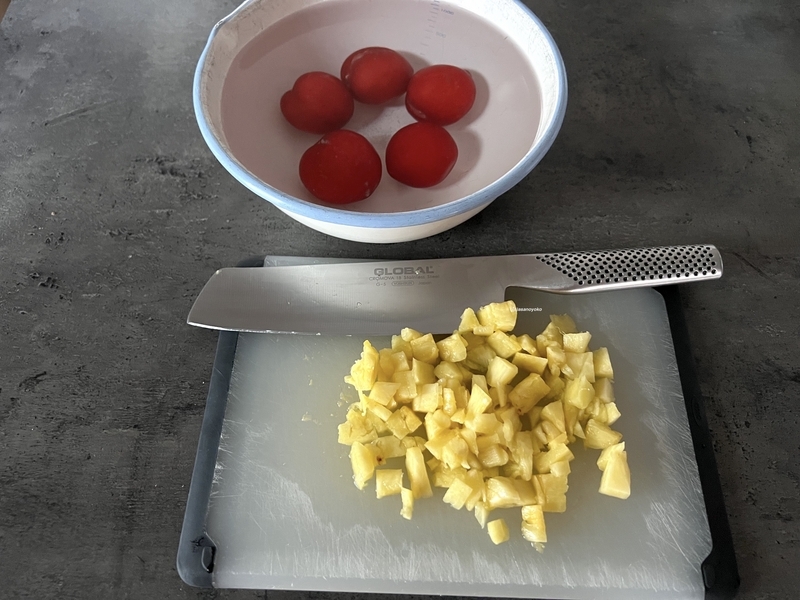 パイナップルとプラムのジャムを作る工程の画像