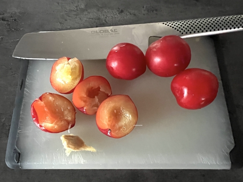 プラムの種を取っている画像