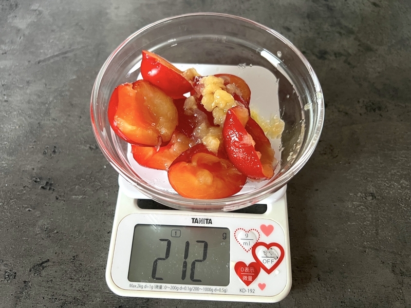 プラムの重さを計っている画像