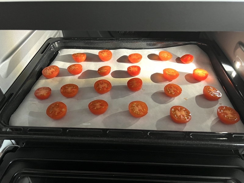 自家製ドライトマトを作る工程の様子