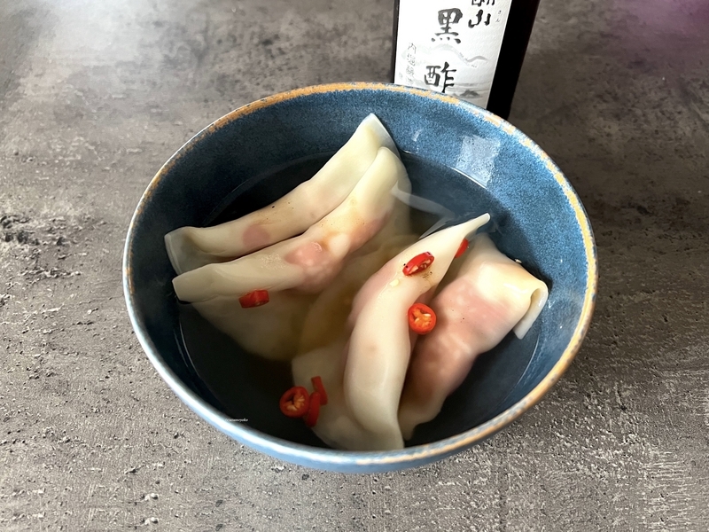 自家製ドライトマトをギョウザに黒酢を添えた画像