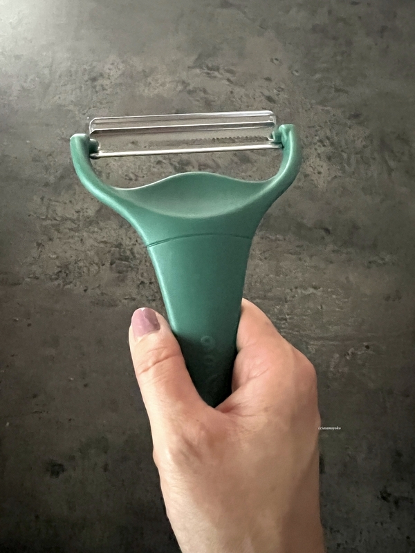 キャベツピーラーを手に持った画像