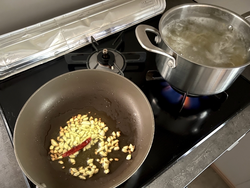 実ざんしょと青じそのパスタを調理している画像