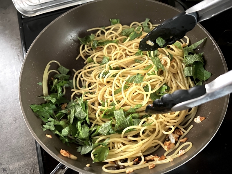 実ざんしょと青じそのパスタを調理している画像