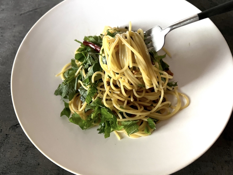 実ざんしょと青じそのパスタをフォークで持ち上げている画像