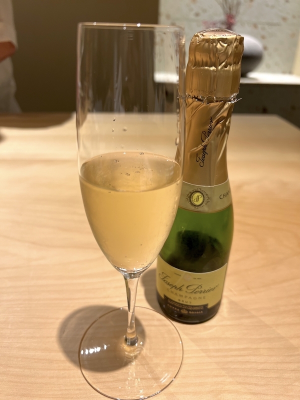 シャンパーニュのボトルとグラス