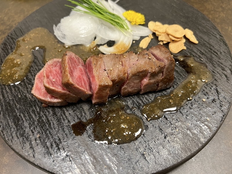 焼肉屋の肉の写真
