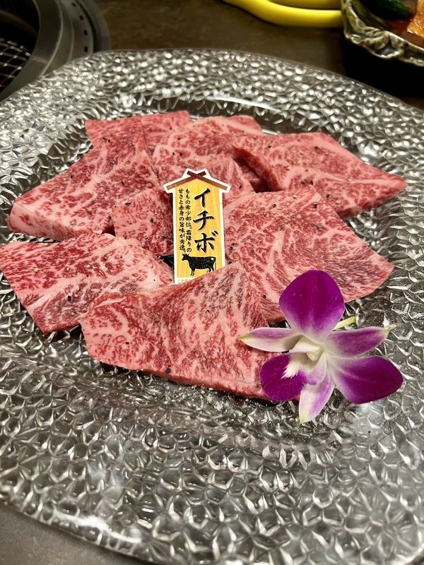 焼肉店の肉の画像