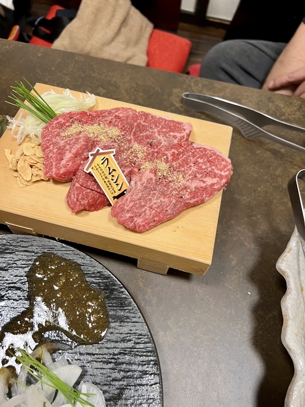 焼肉屋の肉の写真
