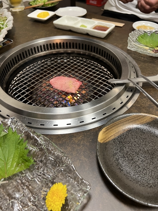 焼肉を焼く様子