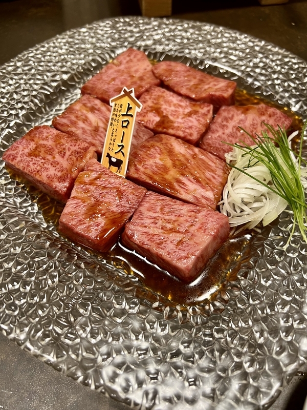 焼肉店の肉の画像