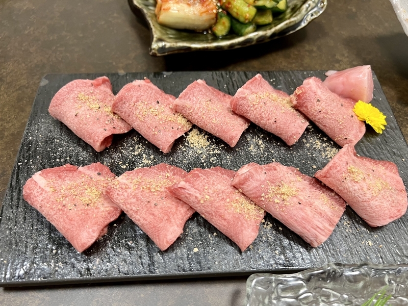 焼肉店の肉の画像