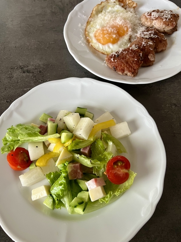 ジャーサラダを食卓に並べた画像