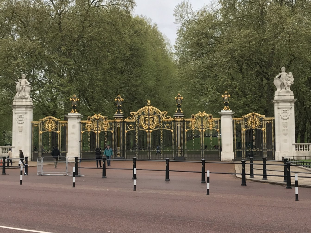 ロンドン観光 バッキンガム宮殿 セントジェームズパーク 夜のトラファルガー広場 徒然日記 旧ヨーロッパ旅行記 とその他諸々