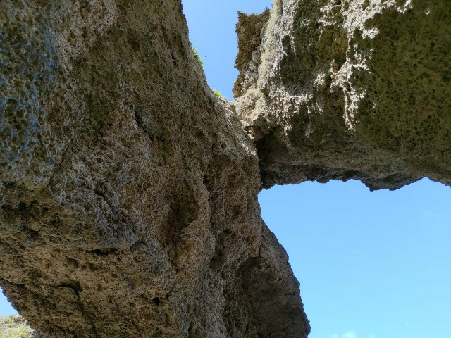 鹿児島県_奄美_徳之島_犬の門蓋(メガネ岩)