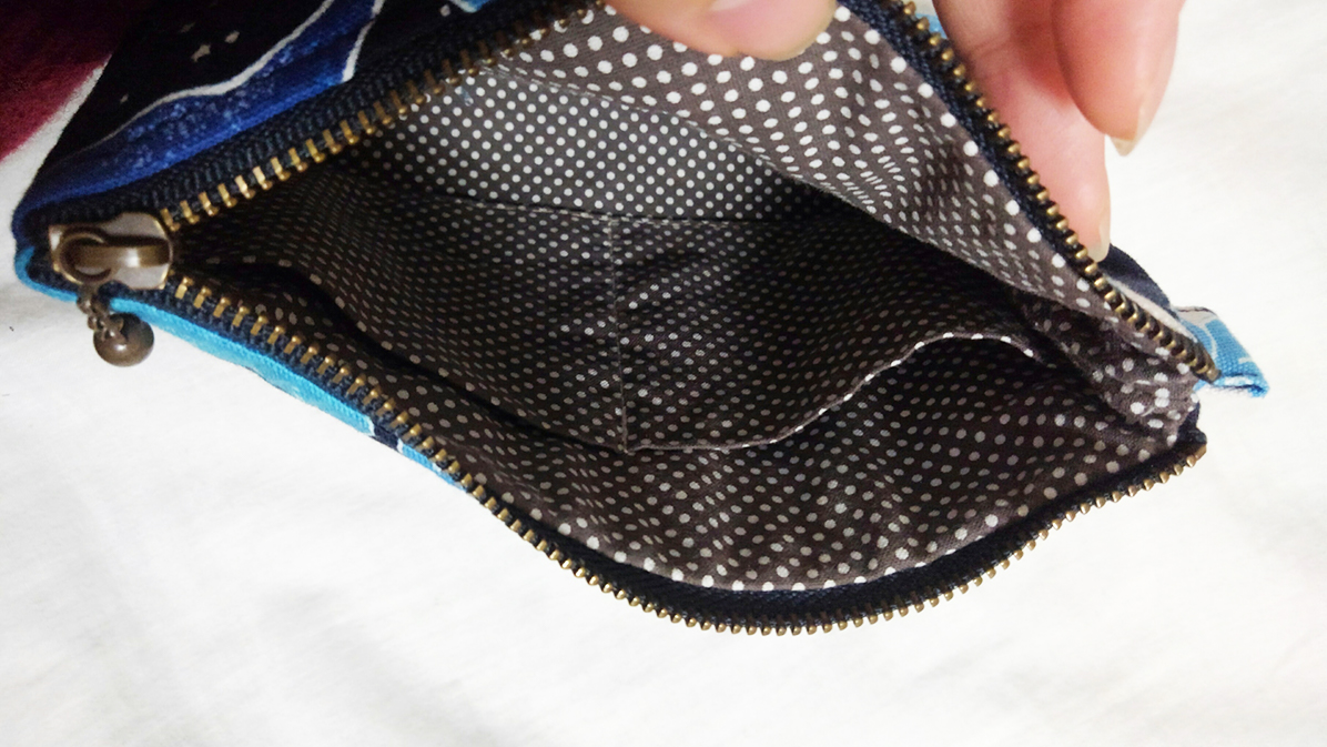 クジラポーチの中は茶色地に白いドット柄の裏地。ポケットも2つついている。