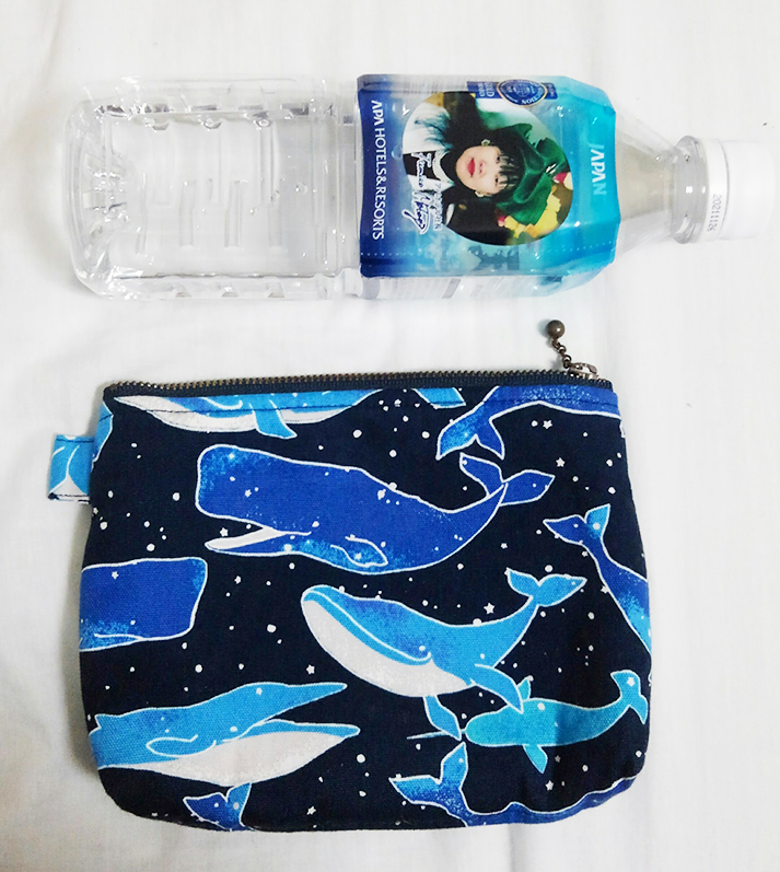 500mlペットボトルとの大きさ比較。ポーチの方がキャップ2つ分くらい小さい。