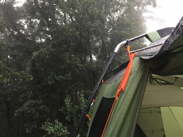 中止する 雨キャンプでの撤収は地獄である 雨対策 インドア人間のソロキャンプ日記