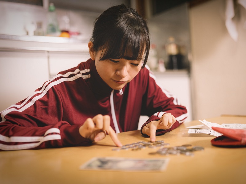 家賃の安い物件に住む女性