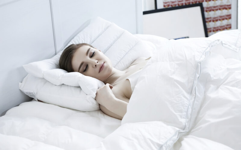 ベッドで眠る女性