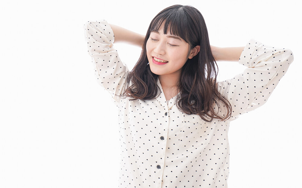 目を覚ます女性
