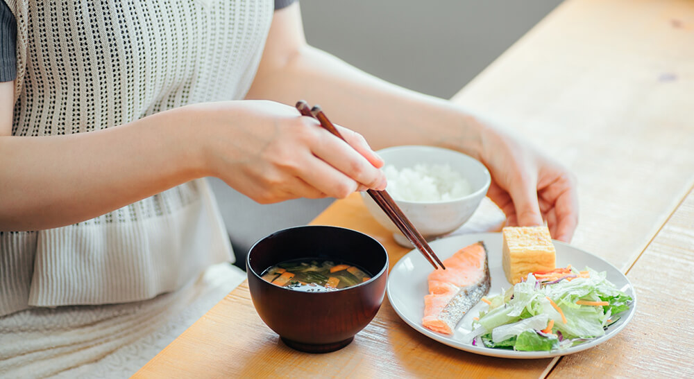 食事をする女性