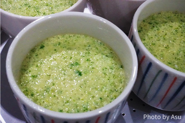 親子で一緒に食べられる「豆苗茶碗蒸し」の写真