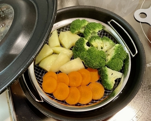 蒸し器がなくても手軽に蒸し野菜がつくれる。家事問屋の「蒸しかご」。 - おだやかなくらし