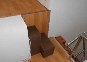 ロフトの段差のための小さな階段