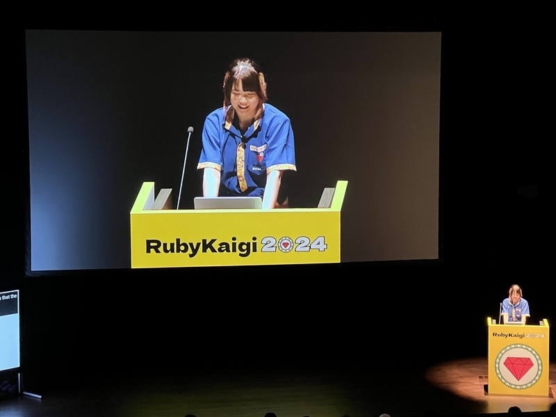 大画面に映し出されるima1zumiさんと本体