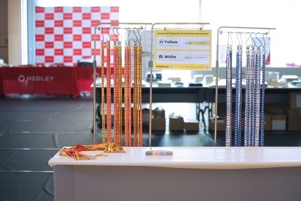 黄色と白色のストラップ（写真OK/NGの案内あり）