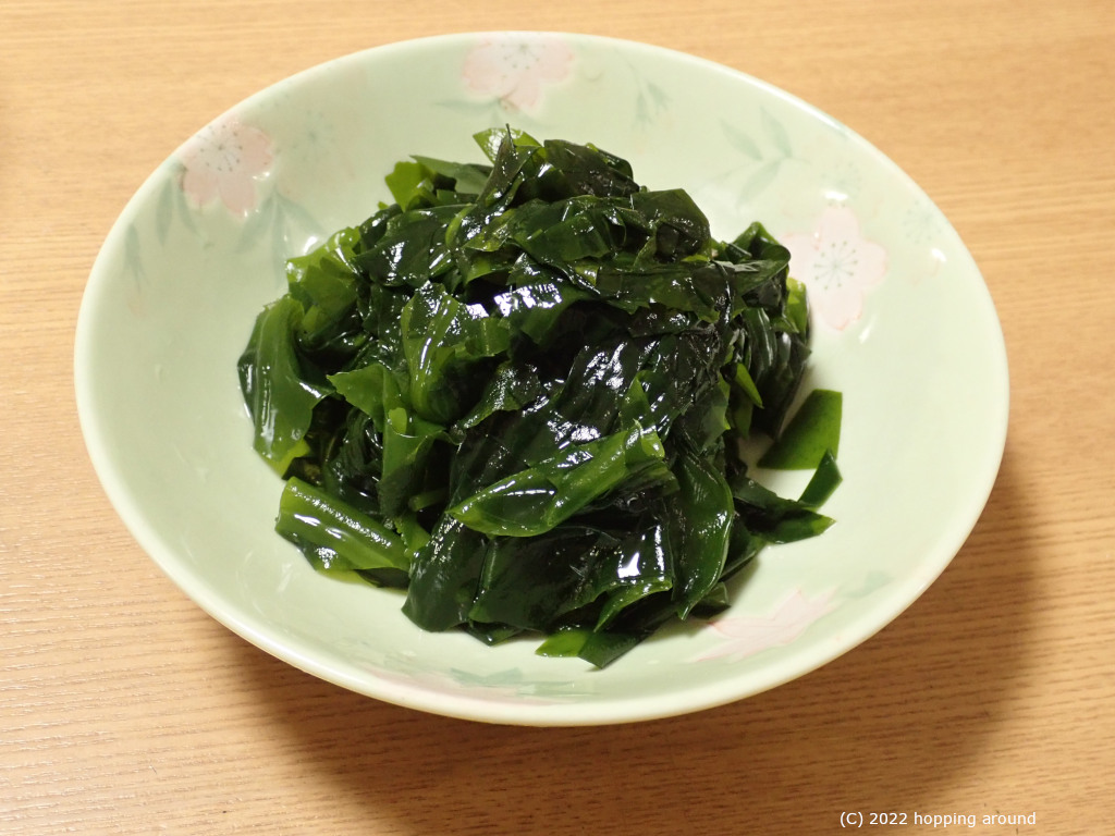 wakame hopping around