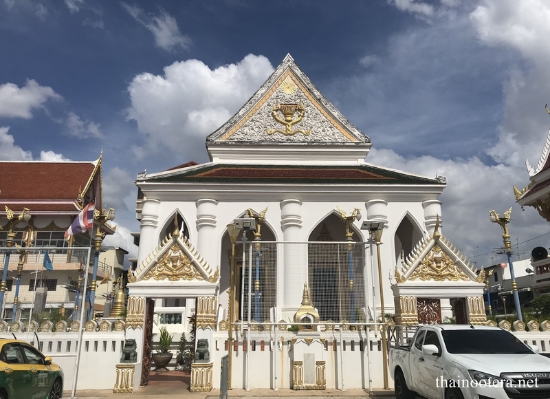 51番 白い柱で囲まれた美しい布薩堂があるお寺 - タイのお寺に魅せられ
