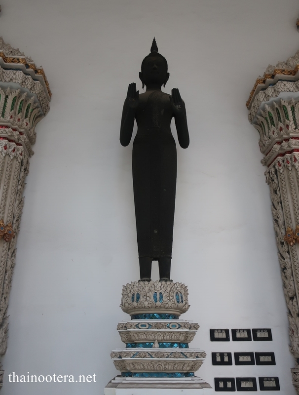 13番 白い三門に、白い開かずのお堂が美しいお寺 - タイのお寺に 13番 白い三門に、白い開かずのお堂が美しいお寺 - タイのお寺に