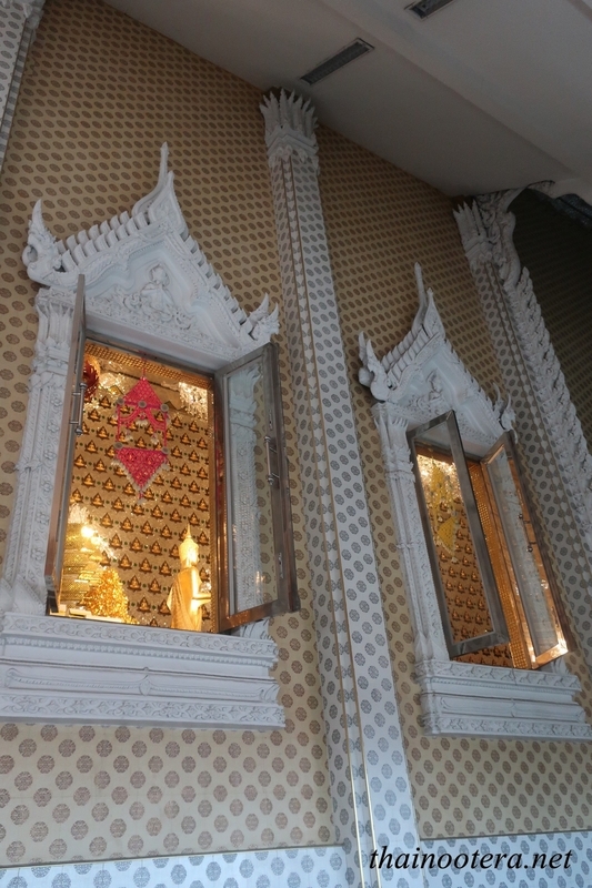 61番 部屋の窓から見える仏塔が美しいお寺 - タイのお寺に魅せ