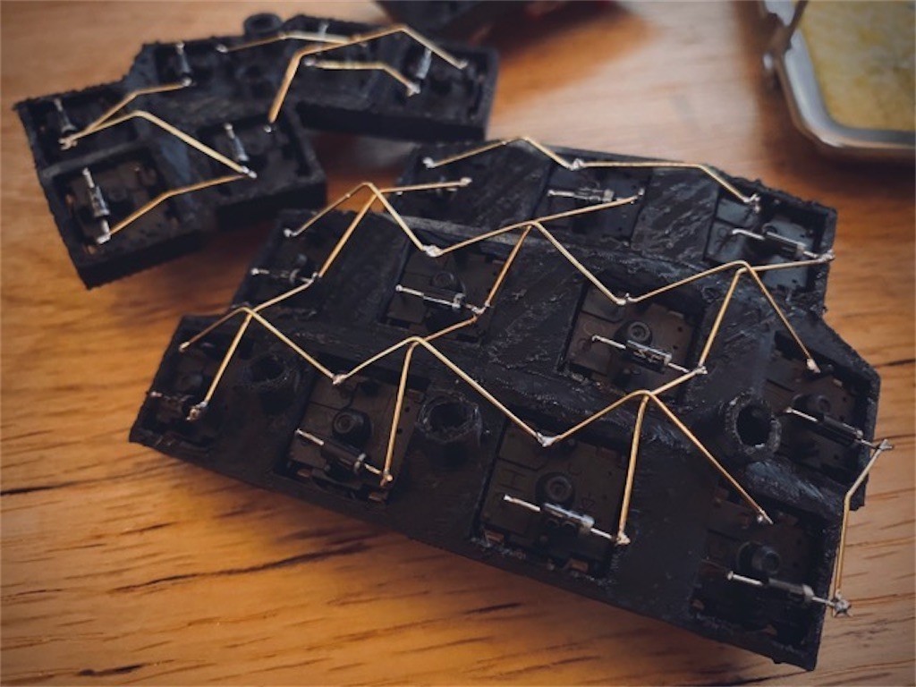 エルゴノミックでサイバーパンクな自作キーボード
