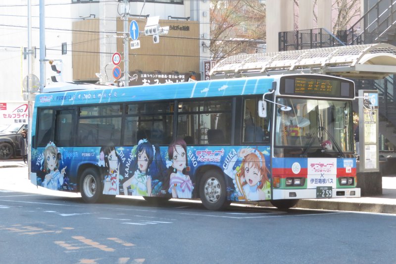 三島駅で大量のラッピングバスに出会う - ローカル線放浪記&模型