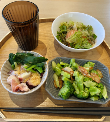 タコとニラのぬた、ブロッコリーとにんにくの炒め物、サーモンのサラダ