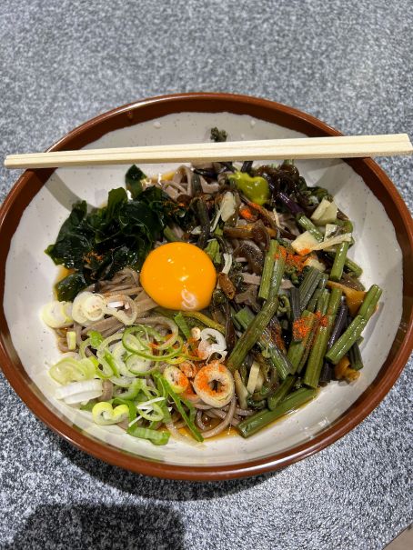 山菜そばの卵のせ