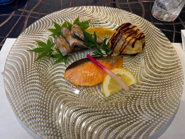 メインはローストビーフとビーフシチューパイ。焼物は佐渡サーモンの西京焼き