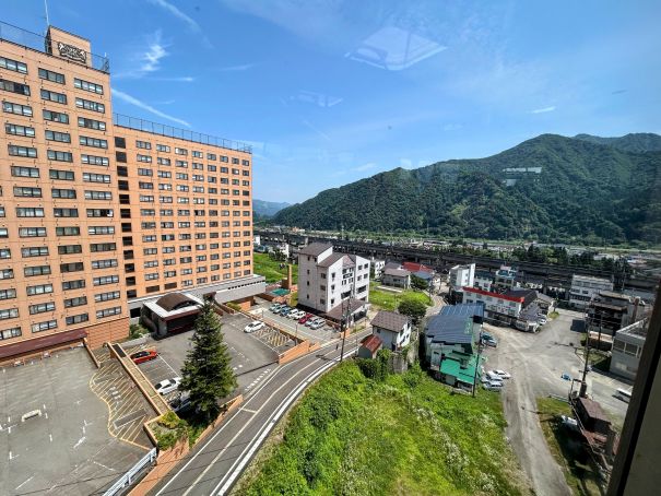 山並みは雄大に、街はミニチュアのようになっていく