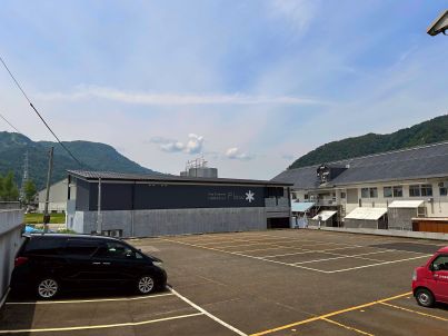 白瀧酒造の売店外観。駐車場がガラガラなのが哀愁を覚える
