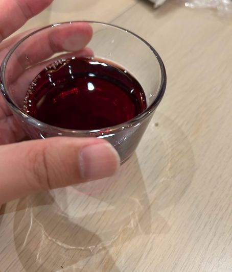 グラスへ注ぐ。ぶどうの色素が豊富でないことに由来するのか、鮮やかなルビー色または赤紫色