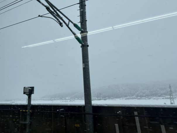 北陸新幹線からの車窓。一面の銀世界